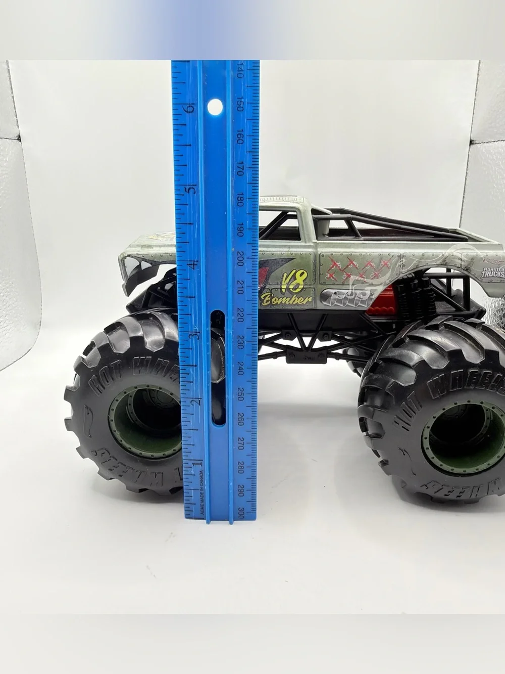 Hot Wheels ~ Monster Jam Truck ~ V8 BOMBER 1:24 scale